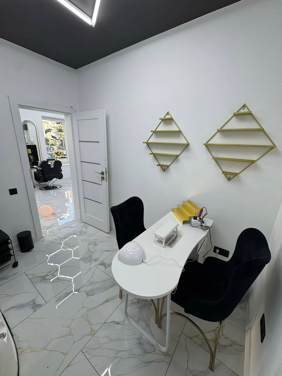 Spațiul de lucru și amenajarea interioară a salonului Royal Vibe din Cluj-Napoca