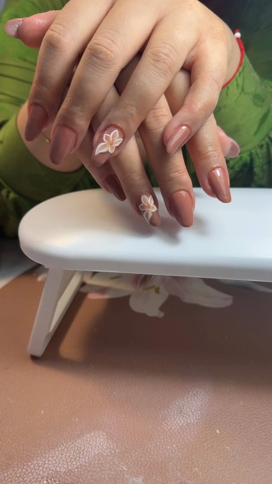 Manichiură cu gel, realizată în salon